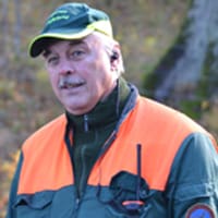 Ulf Kallin, riksviltvårdskonsulent vid Jägarnas Riksförbund, möter nya och gamla medlemmar i Fäviken.