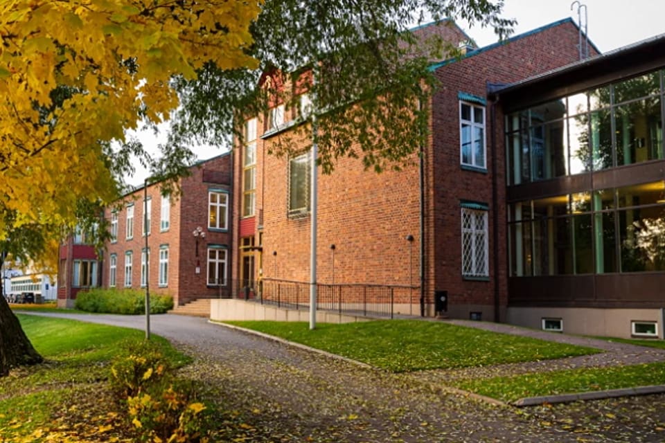 Att 61-åringen utan tillstånd förvarade pappans och grannens vapen i sitt låsta vapenskåp för nästan tre år sedan räcker inte för ta 61-åringens egna vapen, anser Kammarrätten i Sundsvall.