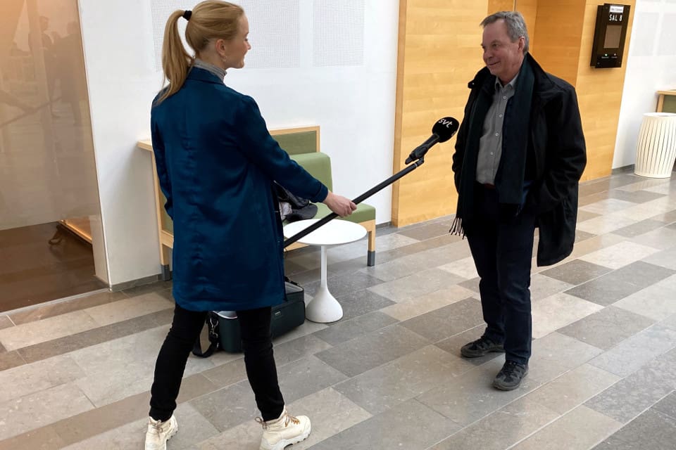Karl Hedin har betat av intervju efter intervju de senaste veckorna. Men nu är det dags att lämna tingsrätten och åka hem.