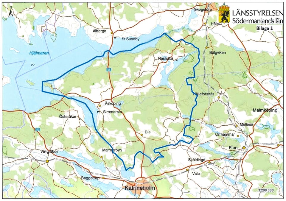 Den blå linjen visar avgränsningen för skyddsjaktsområdet i Bie-området, norr om Katrineholm, där sex djur får skjutas, både vuxna vargar och hybridvalparna.