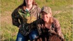 Den minskande jägarkåren i USA urholkar delstaternas budget för viltvårdsförvaltning. Kristen Black, till vänster, är talesperson för en organisation för jakt och skytte i USA. Hon framhåller fördelarna med jakt och viltvård och försöker föryngra den krympande jägarkåren.