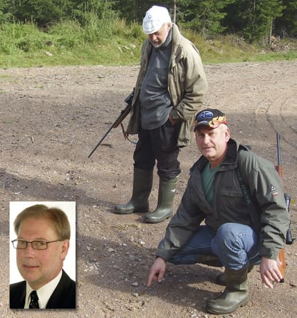 Olof Sjeldrup och Per Axel Rosenqvist letar spår efter den påskjutna Kruppavargen sedan den attackerat ett får två meter från skytten. Licensjakt på varg i vinter kan lösa problemen i Kruppa hoppas nu moderaternas jaktpolitiska talesman, Bengt-Anders Johansson (infälld bild).