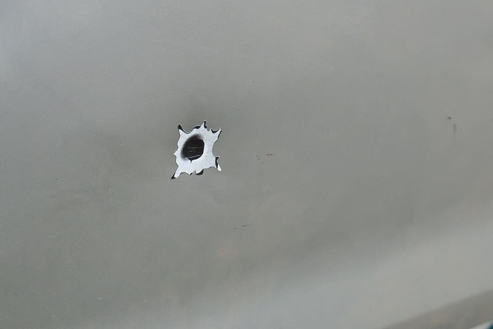 Ett skott träffade en bil bara ett tiotal meter från en grupp jägare som stod och pratade. (Arkivbild)