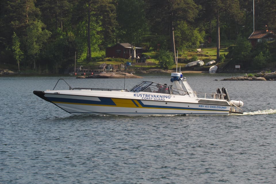 Efter tips om illegal säljakt bordade kustbevakningen en båt. En av sälarna i båten hade visserligen fällts inom ett naturskyddsreservat, men det berodde på att den utökade gränsen för området inte fanns med på länsstyrelsens app. De misstänkta har därmed friats. (Arkivbild)