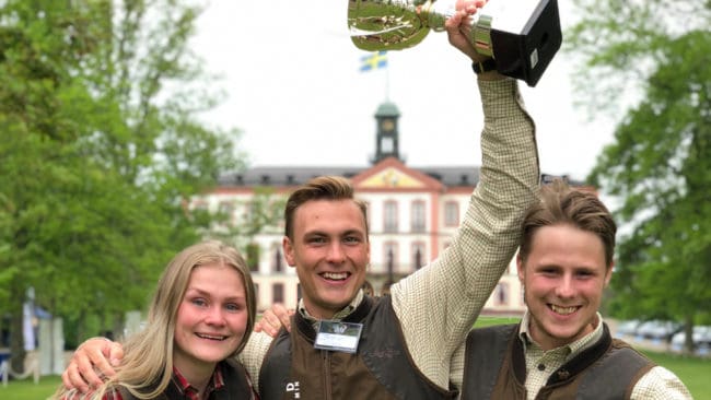 Ida Carlsson, Emil Jonsson och Erik Lindberg från Forshaga-Akademin i Värmland tog hem segerpokalen i lagtävlingen som Sveriges bästa jaktskola i årets upplaga av skolmästerskapet i jakt och viltvård.