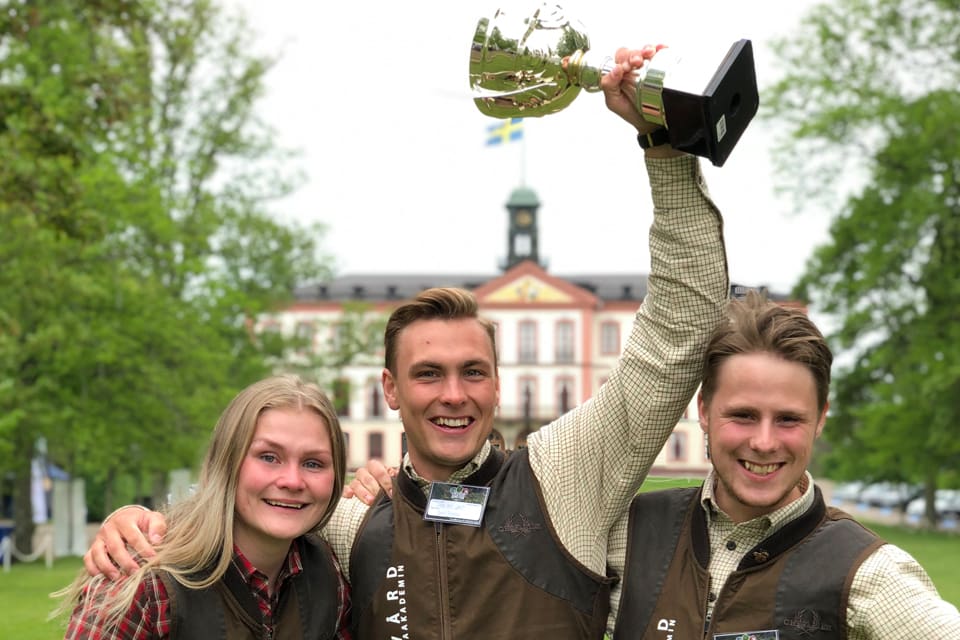 Ida Carlsson, Emil Jonsson och Erik Lindberg från Forshaga-Akademin i Värmland tog hem segerpokalen i lagtävlingen som Sveriges bästa jaktskola i årets upplaga av skolmästerskapet i jakt och viltvård.