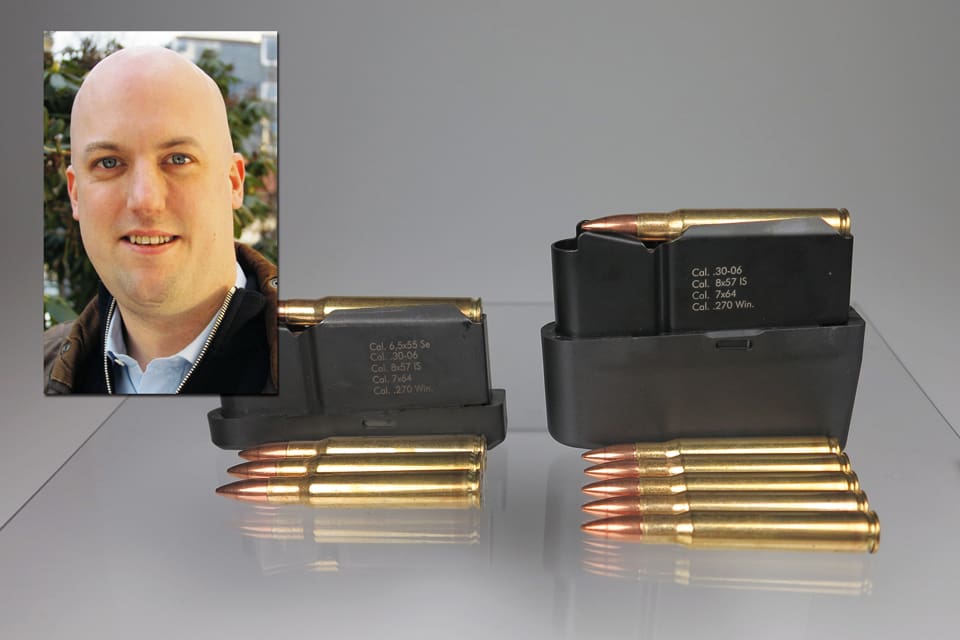 Regeringen försöker på nytt reglera löstagbara magasin och påstår felaktigt att det är ett krav från EU. Det görs även ett nytt försök att ”köpa stöd” för regleringen genom lättnader i reglerna för att inneha ljuddämpare, konstaterar forskaren Erik Lakomaa.
