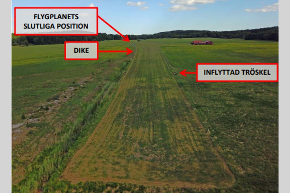 På grund av vildsvinsbök var landningsbanan endast 590 meter lång, vilket var en bidragande orsak till flygkraschen på Troslanda flygplats.