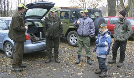Passkyttarna redo att åka till sitt pass. Men nu gäller det också att vara fadder och få med sig rätt följeslagare och att inte ungdomarna glömmer sin packning, som också ska med i bilen.