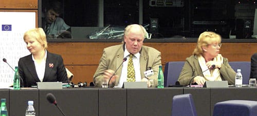 EU-parlamentarikern Lena Ek, till höger, under diskussionen om vargjakt i EU-länder.