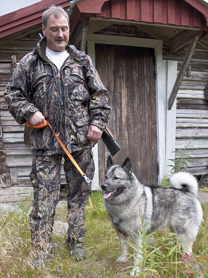 Per-Anders Hansson med sin gråhundstik Lizzy.