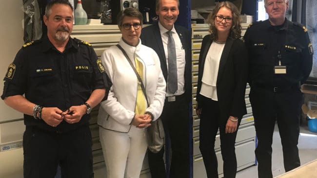 Tre M-politiker har träffat poliser i Västra Götaland för att bland annat få information om hur inspektioner av skjutbanor går till och är tänkt att fungera. Från vänster: Dan Joelsson, Ellen Juntti, Sten Bergheden, Johanna Rantsi och Magnus Roos.