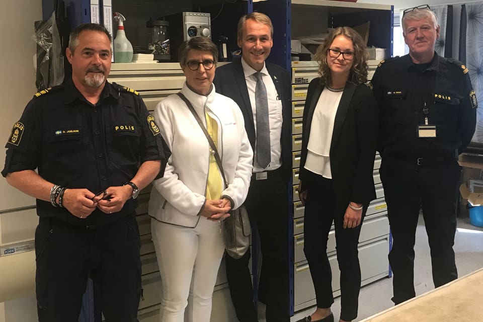 Tre M-politiker har träffat poliser i Västra Götaland för att bland annat få information om hur inspektioner av skjutbanor går till och är tänkt att fungera. Från vänster: Dan Joelsson, Ellen Juntti, Sten Bergheden, Johanna Rantsi och Magnus Roos.