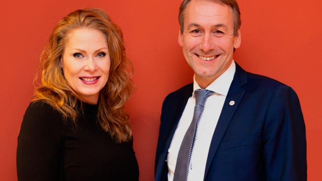 M-politikerna Sten Bergheden och Marléne Lund Kopparklint kritiserar polisens hantering av frågor om jakt- och målskyttevapen. De öppnar för att flytta handläggningen av vapenlicenser till en ny viltmyndighet.
