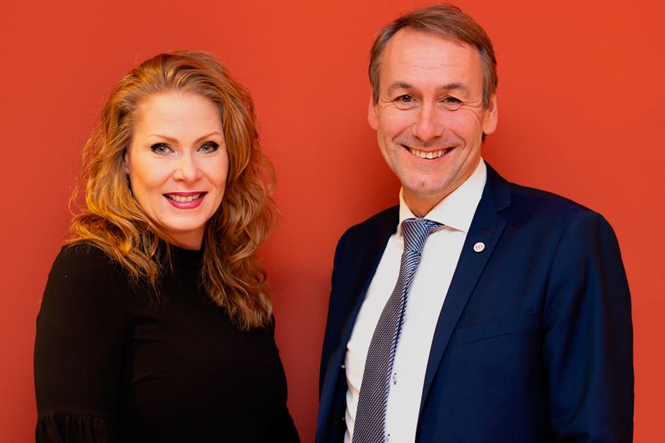 M-politikerna Sten Bergheden och Marléne Lund Kopparklint kritiserar polisens hantering av frågor om jakt- och målskyttevapen. De öppnar för att flytta handläggningen av vapenlicenser till en ny viltmyndighet.