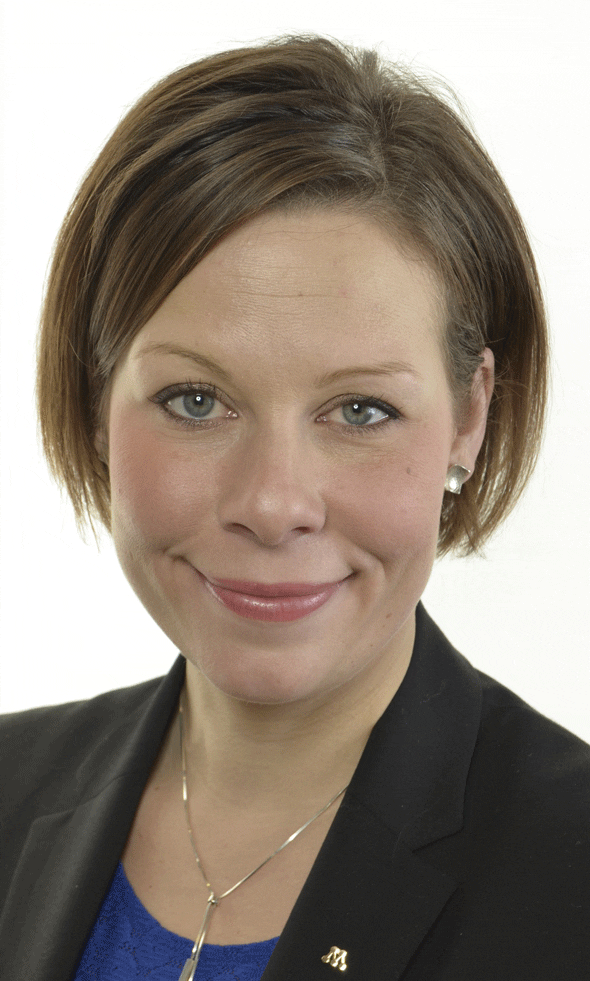 Moderaten Maria Malmer Stenergard vill ha svar från inrikesminister Anders Ygeman om de orimligt långa väntetiderna på vapenlicenser, som ger vapenhandlare ekonomiska problem.