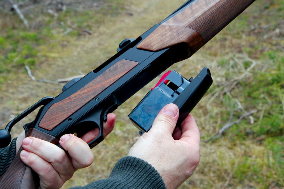 Lagrådsremissen om att föra in löstagbara magasin i vapenlagen visar bland annat att den som tappar ett magasin i skogen kan dömas för vapenbrott. Otillåtet innehav av magasin gör att vapenägare som straff även förlorar alla sina vapen.