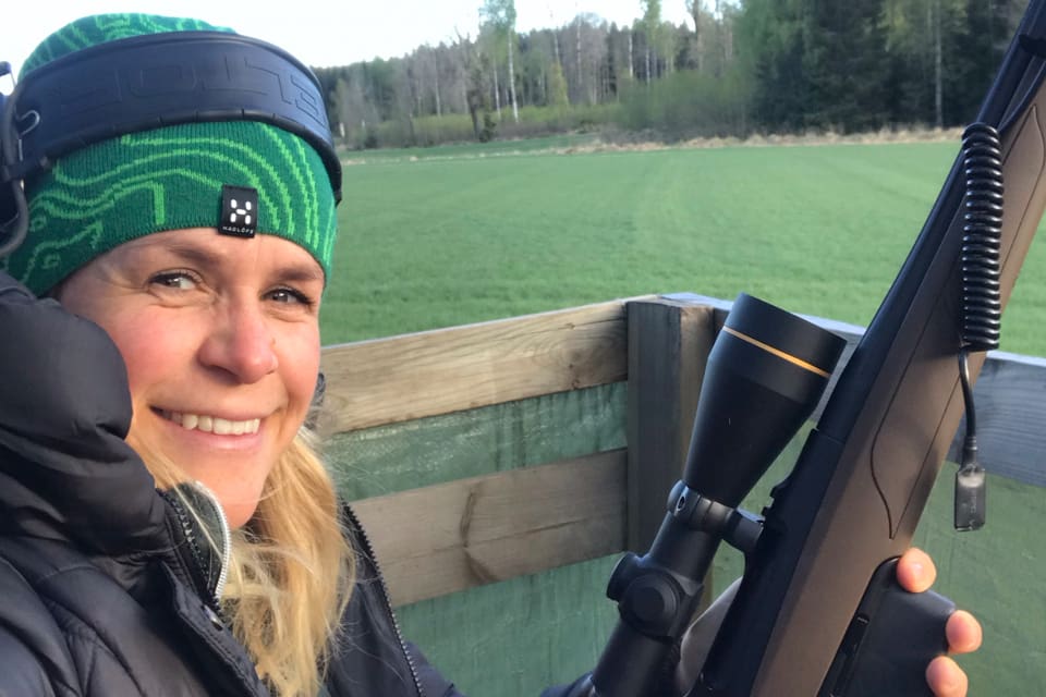 Malin Liljeholm från Stockholm sköt ett varningsskott för att få stopp de fyra orädda vargarna utanför Kolsva. De följde ett blodspår efter en fälld bock och var på väg rakt mot Malins gravida jaktkamrat.