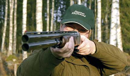 Varför får inte den som ska ta jägarexamen göra fler omprov i hagelskyttet? Det rimliga vore att man som på precisionsskyttet får två chanser till omprov samma dag.