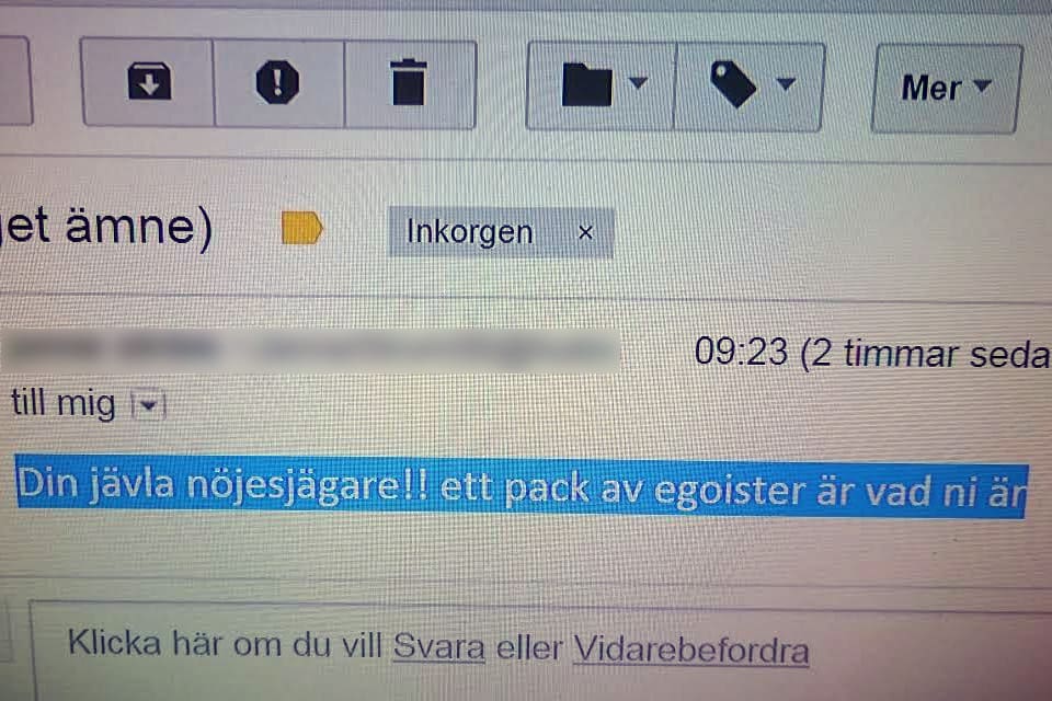 Mikael Moilanen svarar på mejlet han fick på söndagsmorgonen.