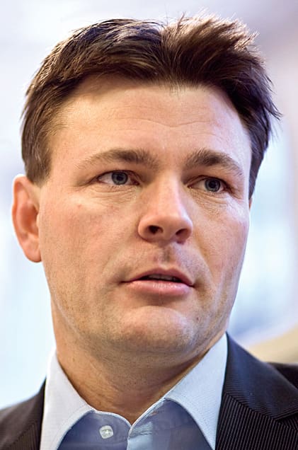 SNF-basen Mikael Karlsson är tveksam till jakt med löshund på grund av de allt fler fallen där vargar skjutits för att rädda jakthundar från angrepp.