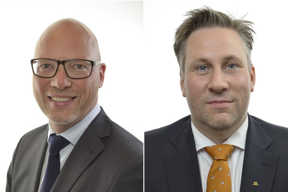 Debattörerna Jörgen Warborn (M) och John Widegren (M) anser att regeringens hetsjakt på svenska jägare måste få ett slut.