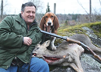 Markägare och jägare ska förmås att säga ja till utsättning av vargvalpar. Krönikören Mikael Moilanen ser ett absurt erbjudande: ”Du har blivit blåst på allt du lovades i förra uppgörelsen, men det ska du inte tänka på. Du kan visserligen inte få några löften om något tillbaka, men det ska du också bortse ifrån” sammanfattar han.