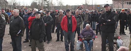 Cirka 300 deltog vid protestmötet på Per-Mats torget i Älvdalen på lördagen.