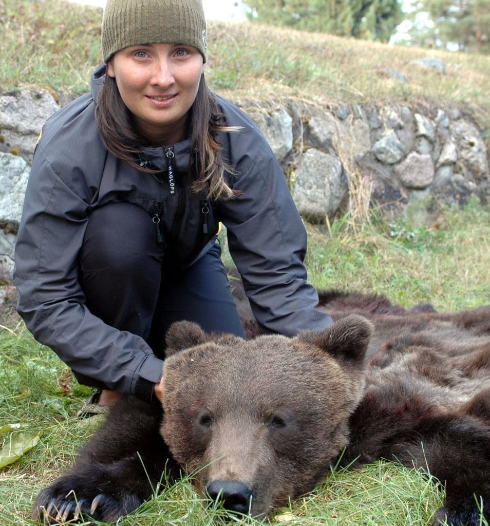 Nadja Åstot fällde sin första björn efter en timmes språngmarsch. Skinnet kommer att bli ett minne av en mycket speciell jakt.