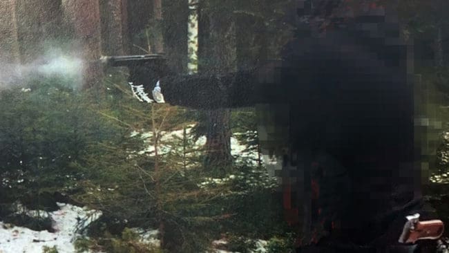 Polisen hittade bilder från nazisternas pistolskytte när de i lönndom använde en älgskyttebana i Timrå. (Bilden är bearbetad för att dölja skyttens utseende.)