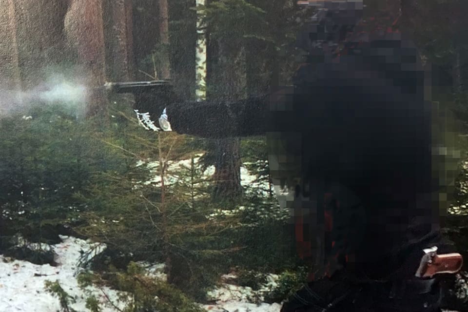 Polisen hittade bilder från nazisternas pistolskytte när de i lönndom använde en älgskyttebana i Timrå. (Bilden är bearbetad för att dölja skyttens utseende.)