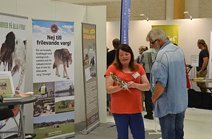 Victoria Kärrman från förbundsstyrelsen informerar om tidningen Jakt & Jägare under Stora Nolia.