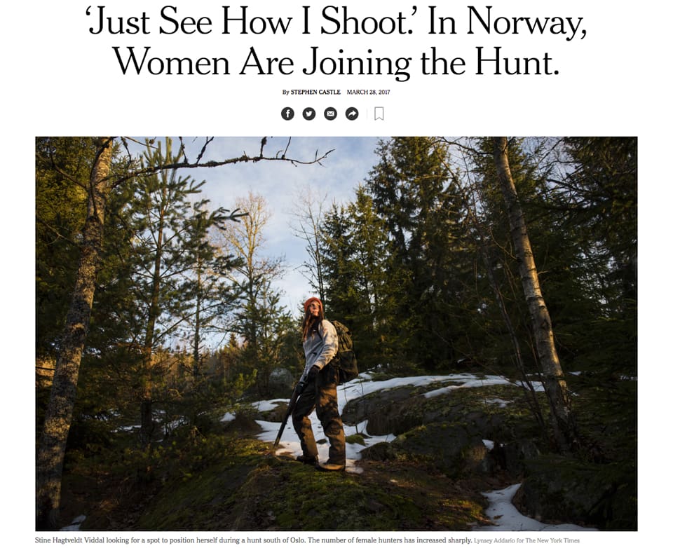 I reportaget i New York Times följs bland annat när jägaren Stine Hagtveldt Viddal letar efter att bra pass under en jakt söder om Oslo.