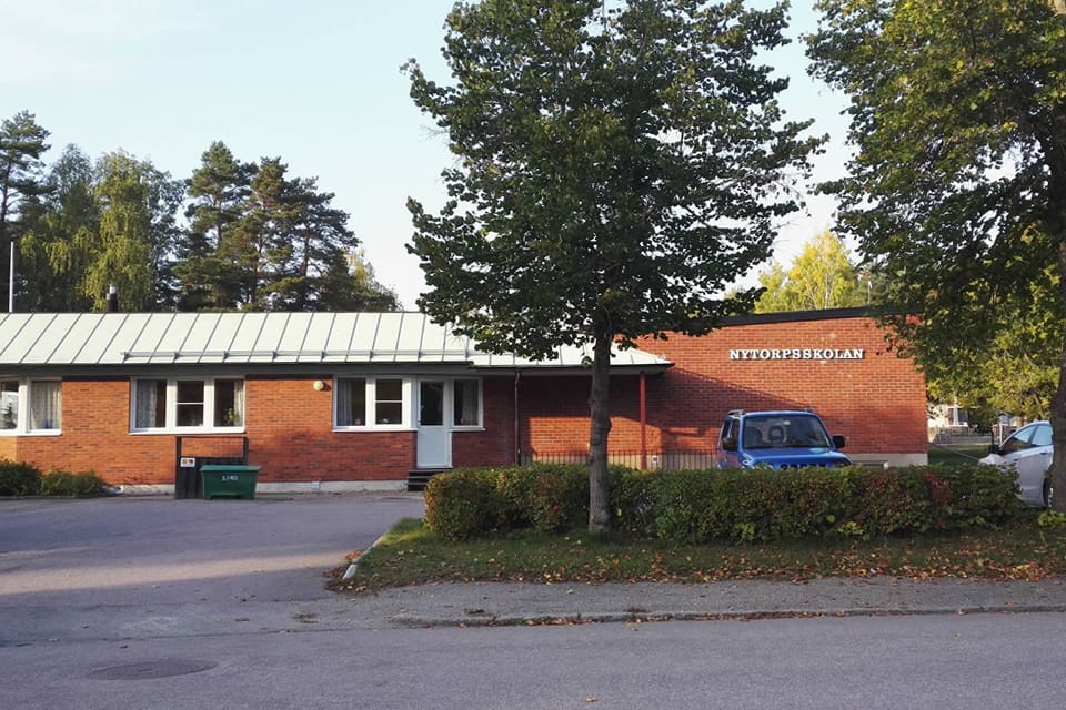 Nytorpsskolan, som ligger inne i Surahammar, fick vargbesök när cirka 20 fritidshemsbarn var på utflykt i ett litet skogsparti vid skolan.