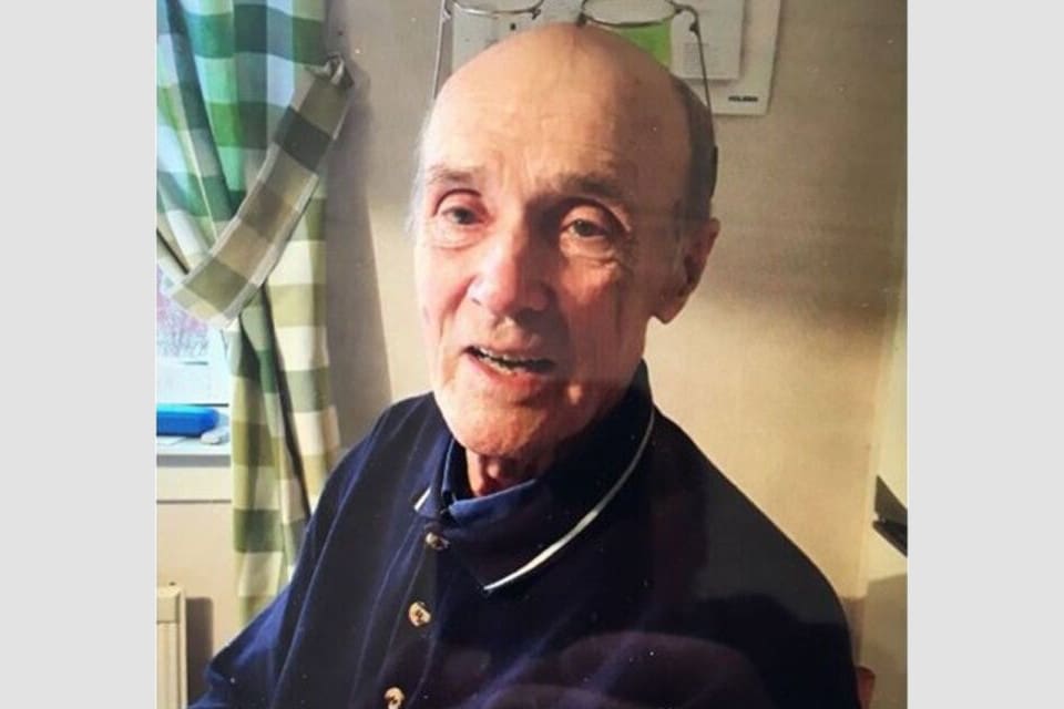 80-årige Olle var vid försvinnandet klädd i en mörkgrön flanellskjorta, mörka byxor och svarta skor.