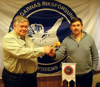 Efter 17 år för Jägarnas Riksförbund i Norrbotten lämnar Sixten Sandberg över ordförandeklubban till Håkan Önneholm.