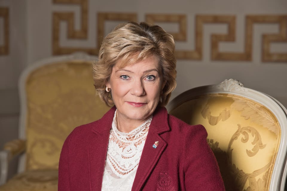 Maria Larsson, landshövding i Örebro, ser det som en exklusiv julklapp att de två som bjuder mest i en auktion får följa med länsstyrelsens personal när de spårar varg och lodjur.