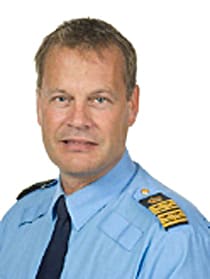 – Vår chefsjurist tittar nu på om vi i Västra Götaland har tolkat lagstiftningen rätt, säger biträdande länspolismästare Morgan Orvenholt om att myndigheten påstås ha hittat på egna regler för vapenlicenser.