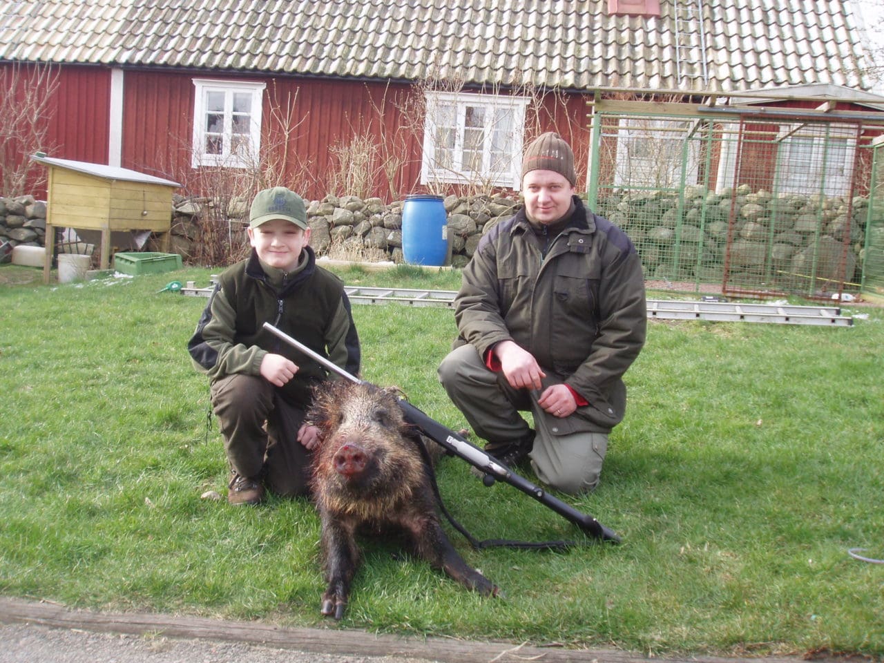 Far och son, Axel och Ola Johansson, med ett vildsvin de fällt. Axel är tolv år och är klar med sin jägarexamen. Är det svensk rekord?
