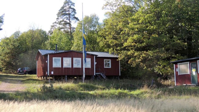 Flaggan är på halv stång när de 350 medlemmarna sörjer sin anrika skytteanläggning. Skyttefientliga tjänstemän på Statens fastighetsverk har avhyst Mälaröarnas skyttegille som haft en skjutbana på Lovö sedan 1940-talet.