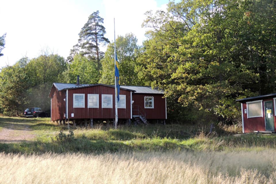 Flaggan är på halv stång när de 350 medlemmarna sörjer sin anrika skytteanläggning. Skyttefientliga tjänstemän på Statens fastighetsverk har avhyst Mälaröarnas skyttegille som haft en skjutbana på Lovö sedan 1940-talet.