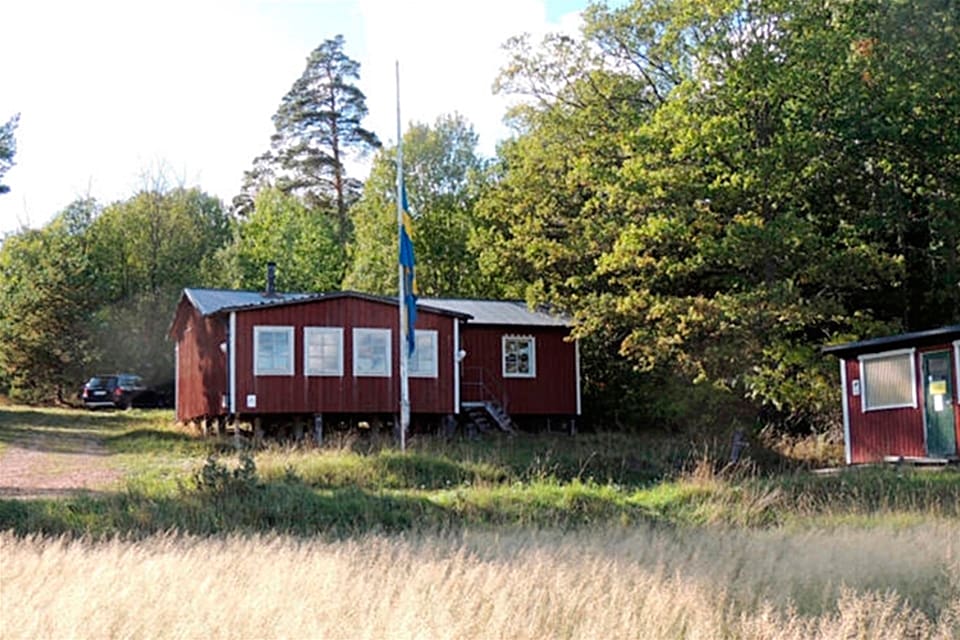 Paviljongen och de övriga byggnaderna på Lovö-banan är rivna. Nu återstår saneringen av skjutvallarna. Hur det ska gå med dessa kostnader för Mälaröarnas skyttegille återstår att se. Nu är det även mörka orosmoln för gillets skytte på Färingsö-banan.