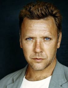 – Jag tänkte jag skulle klara att bryta vargens nacke, säger stjärnskådisen Mikael Persbrandt som ”pratade” med alfahannen i Kolmårdens varghägn. Veckan efter hittades en död djurskötare inne i hägnet.