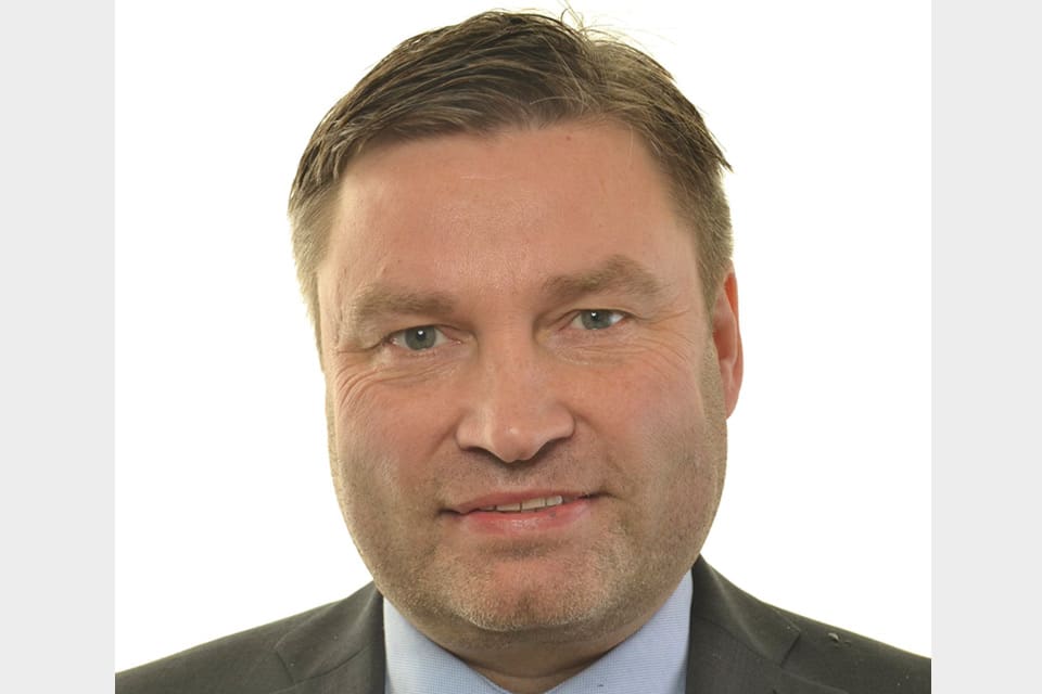 Peter Helander, Centerpartiets nya riksdagsledamot, kommer att ställa frågor om varg till landsbygdsminister Sven-Erik Bucht (S).