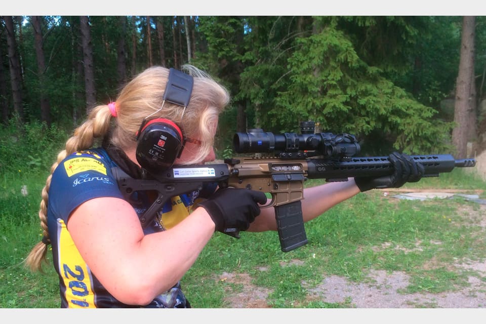 Pia Clerté med en av de halvautomatiska studsare, AR-15 i kaliber .223, som hon använder vid tävlingar i det dynamiska IPSC-skyttet. Hon anklagar inrikesminister Anders Ygeman för direkta lögner om hur hans tjänstemän skött EU-förhandlingarna om vapendirektivet.