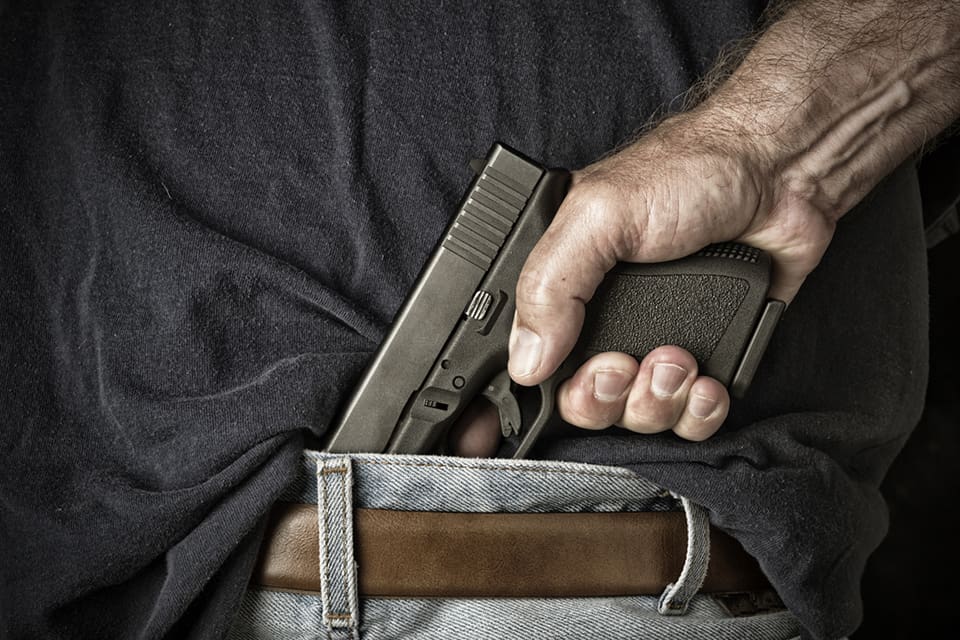 Regeringens skärpning av vapenlagen handlar mest om illegala vapen och att den som grips med skarpladdat vapen alltid häktas direk i väntan på rättegång. Legala vapenägare drabbas alltså inte av de skärpta vapenlagarna. (Arkivbild)