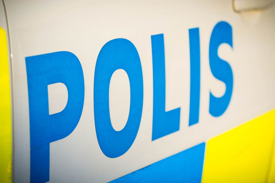 En man anmälde ett inbrott i morse, där tjuvarna fått med sig vapenskåpet ifrån bostaden. Inbrottet ska ha skett medan han sov. Ett zonlarm har gått ut för att vapnen ska komma till rätta.