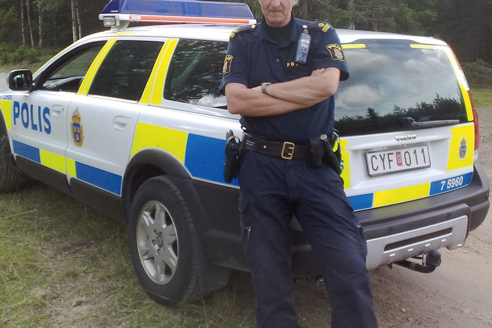 Poliserna som kom till Linghed beordrade två vargaktivister att inte störa eftersöket på den skadskjutna vargen. En stor drevkedja ska gå igenom hela området för att se om vargen ligger gömd. (Arkivbild)