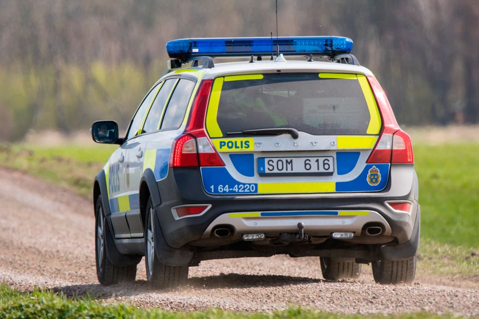 Folkaktionen ny rovdjurspolitik kräver att de jägare som trots allt deltar i vargjakt skyddas av polisen. Men egentligen vill organisationen att jägarna bojkottar vargjakten samt att polisen börjar jaga dem som satt ut vargar illegalt.
