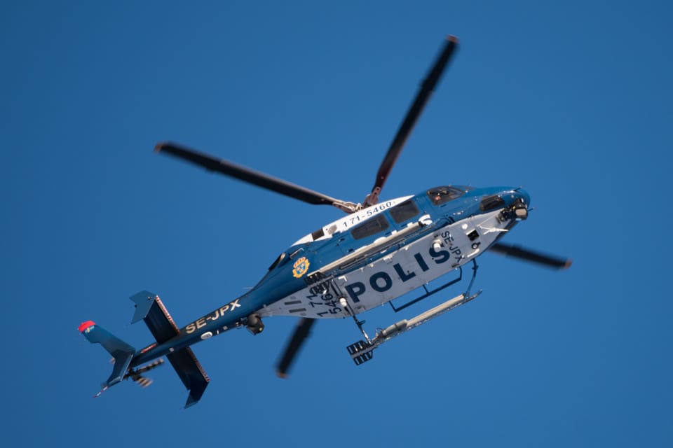 Poliser, fjällräddare och Försvarsmakten söker efter den försvunne jägaren.